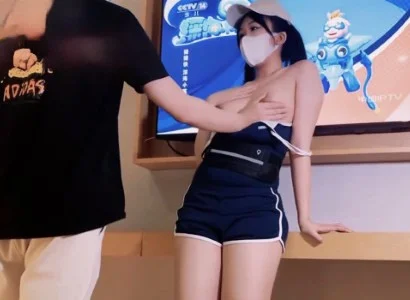 Người đẹp bán TV với chàng khách hàng may mắn