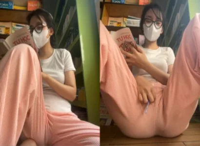 Người đẹp vừa đọc sách vừa nhét sextoy vào lồn không ngừng