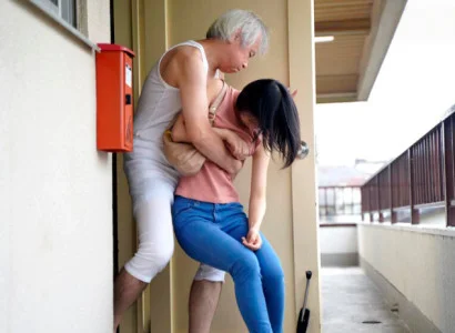 Vợ trẻ bị bố chồng già cưỡng dâm
