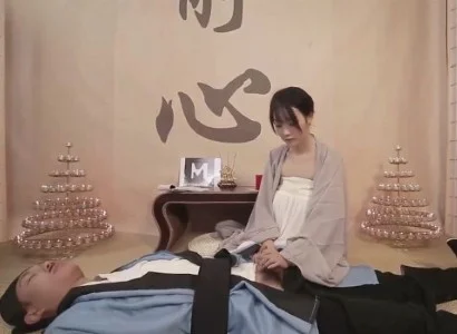 Cô nữ tu xinh đẹp tiếp cận vị đạo sĩ bị thương