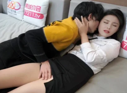Cô thư ký xinh bí mật chiều ông sếp vì tiền
