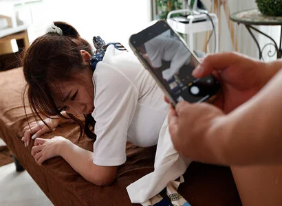 Em nhân viên ở tiệm triệt lông ngay tại đó đè ra hiếp
