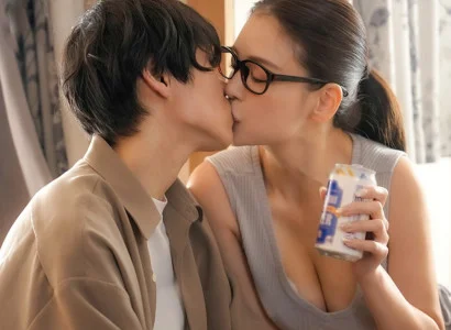 Chàng trai vừa bị cắm sừng được chị hàng xóm an ủi với tình cảm nồng ấm