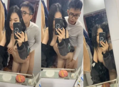 Cặp sinh viên trẻ ân ái với nhau trước gương