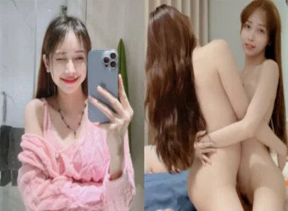 Lâm Thái Vy cùng người bạn thân thiết móc bím nhau trên buổi phát sóng trực tiếp