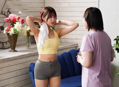 Cô gái quyến rũ tập yoga xong bị nện trên thảm